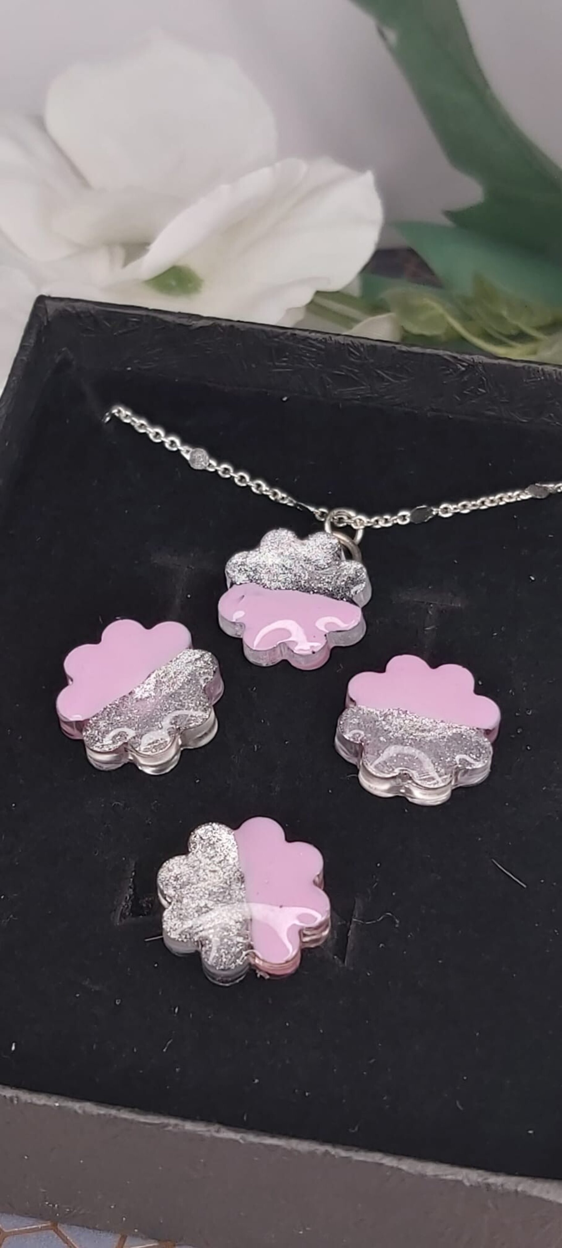 ELARA. CONJUNTO DE PENDIENTES Y COLGANTE - 2