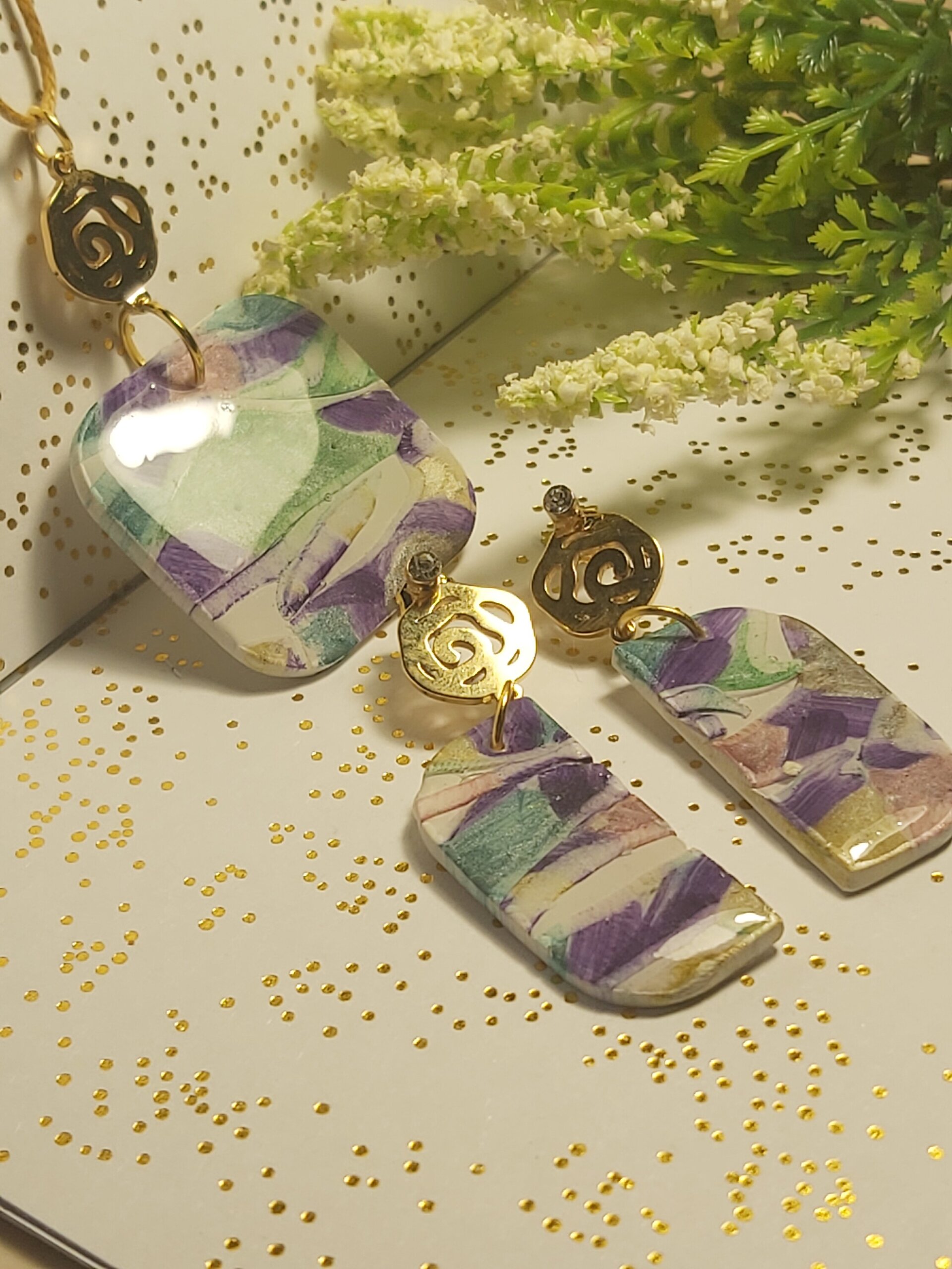 SELVA. CONJUNTO DE COLGANTE Y PENDIENTES. - 2