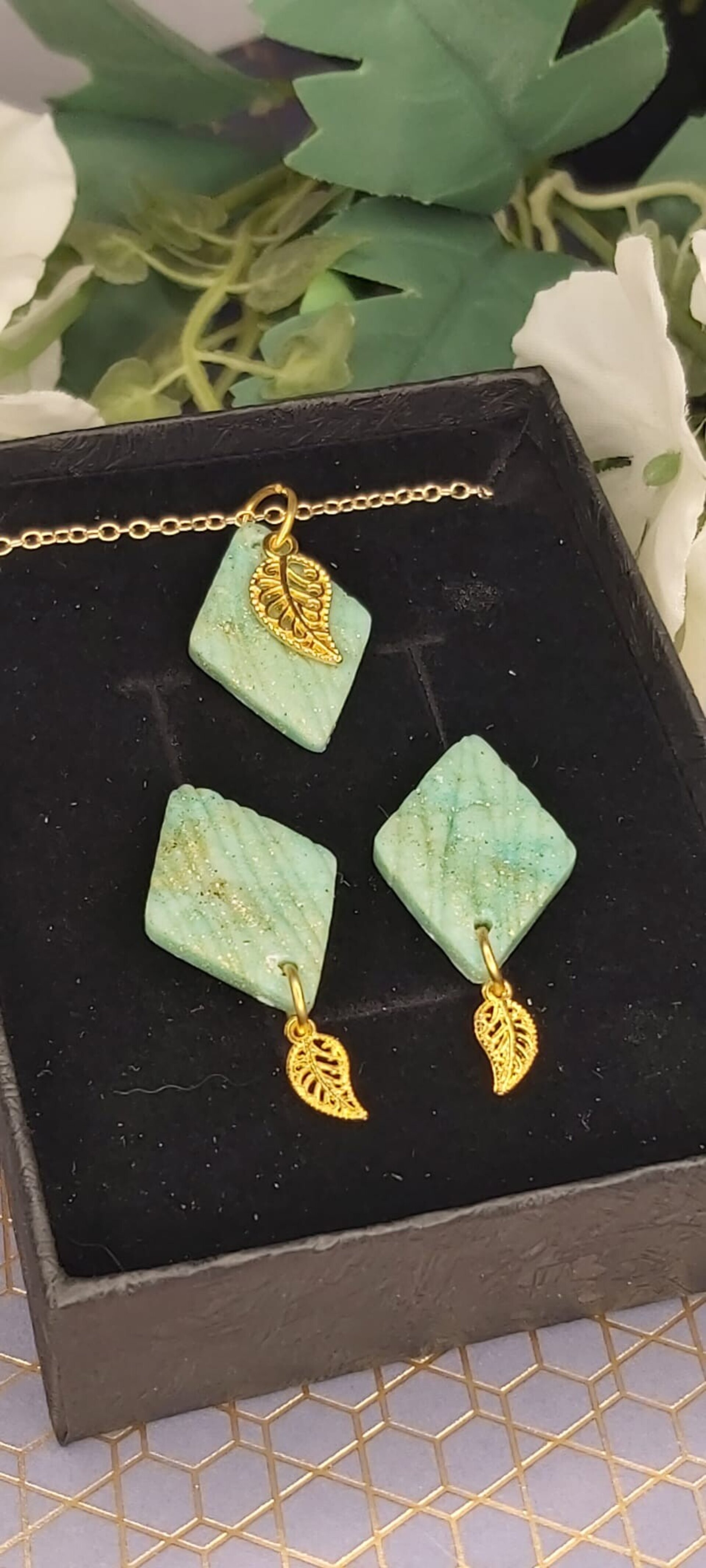 LIORA. CONJUNTO DE PENDIENTES Y COLGANTE - 2