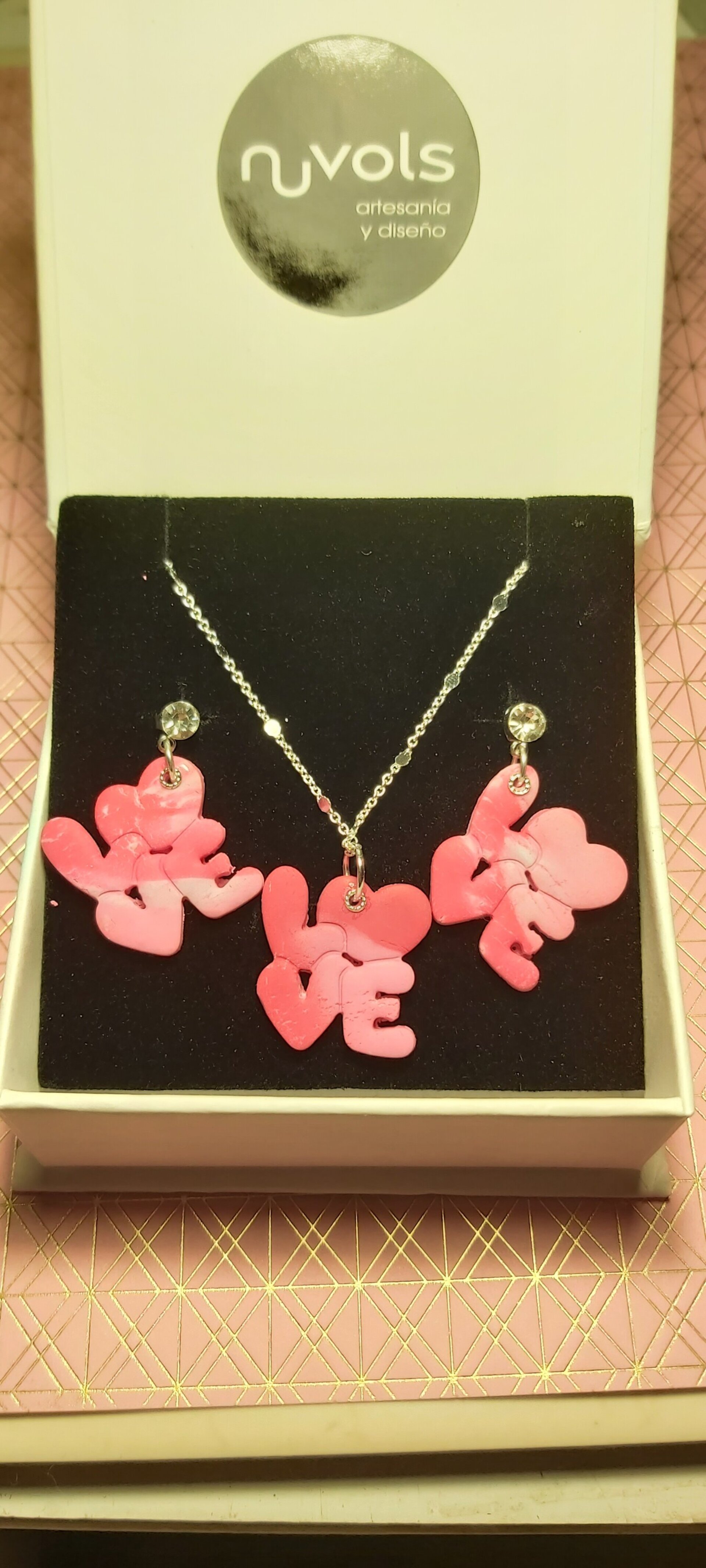 LOVE. CONJUNTO DE PENDIENTES Y COLGANTE - 4