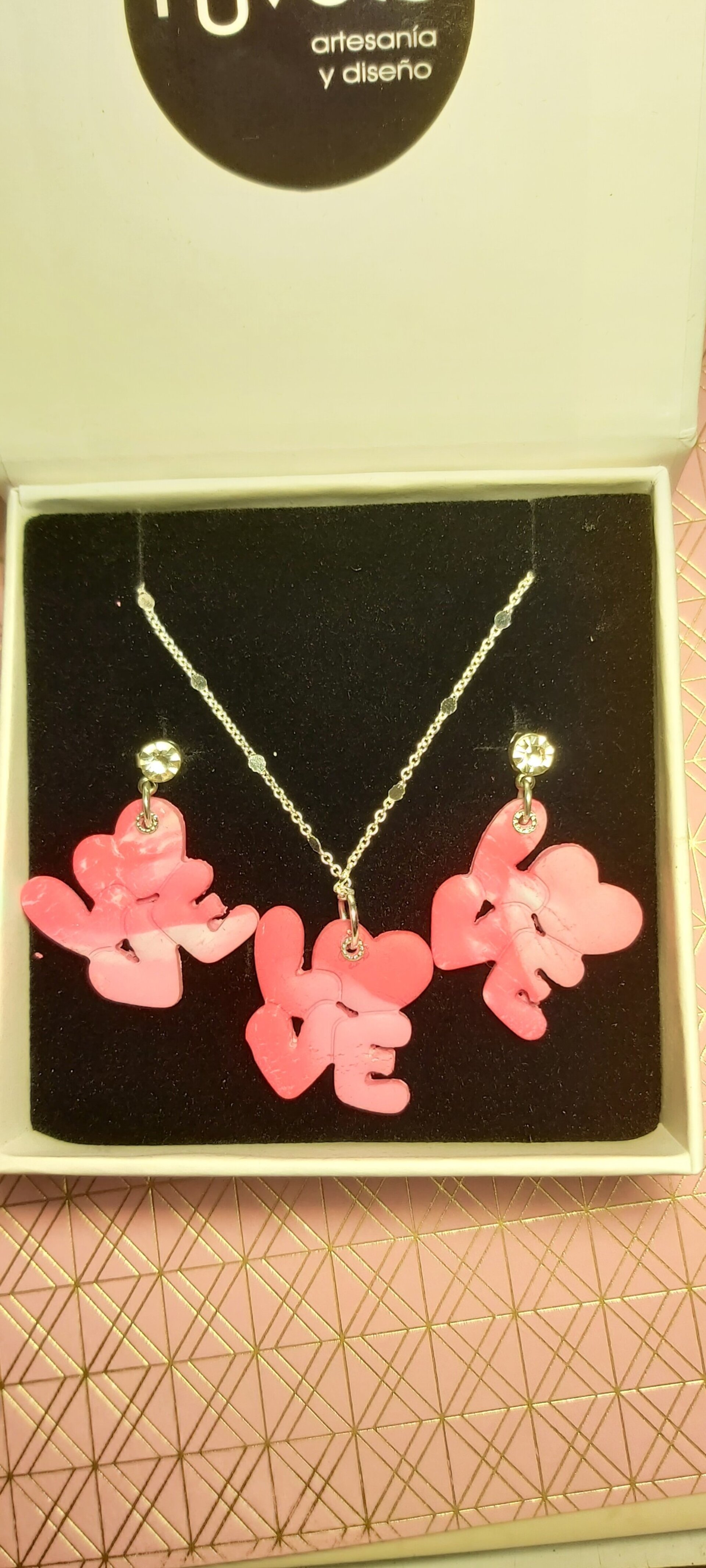 LOVE. CONJUNTO DE PENDIENTES Y COLGANTE - 3