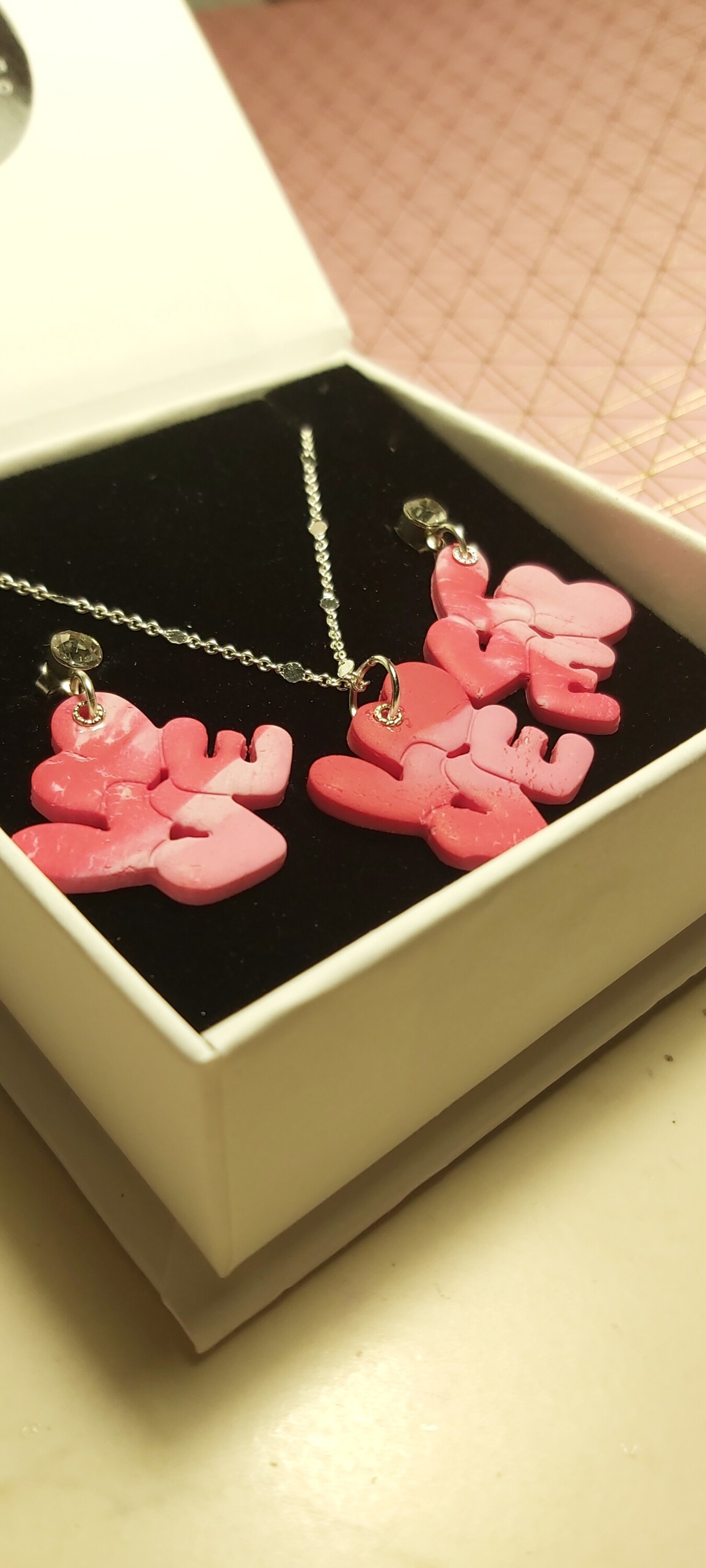 LOVE. CONJUNTO DE PENDIENTES Y COLGANTE - 5