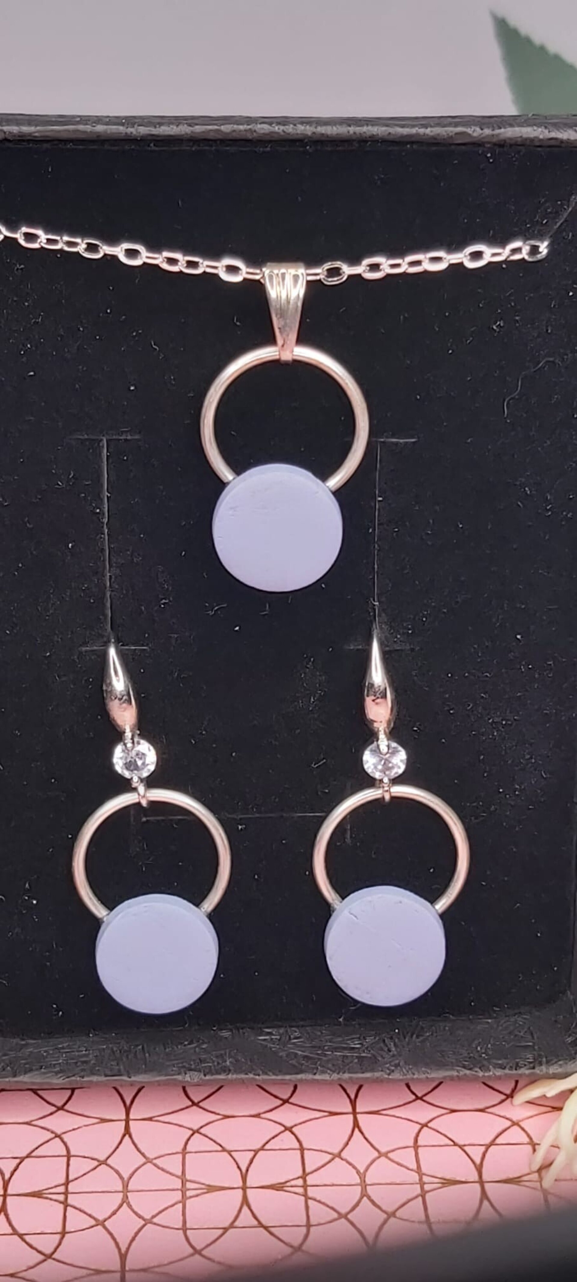 ZINNIA. CONJUNTO DE PENDIENTES Y COLGANTE - 3