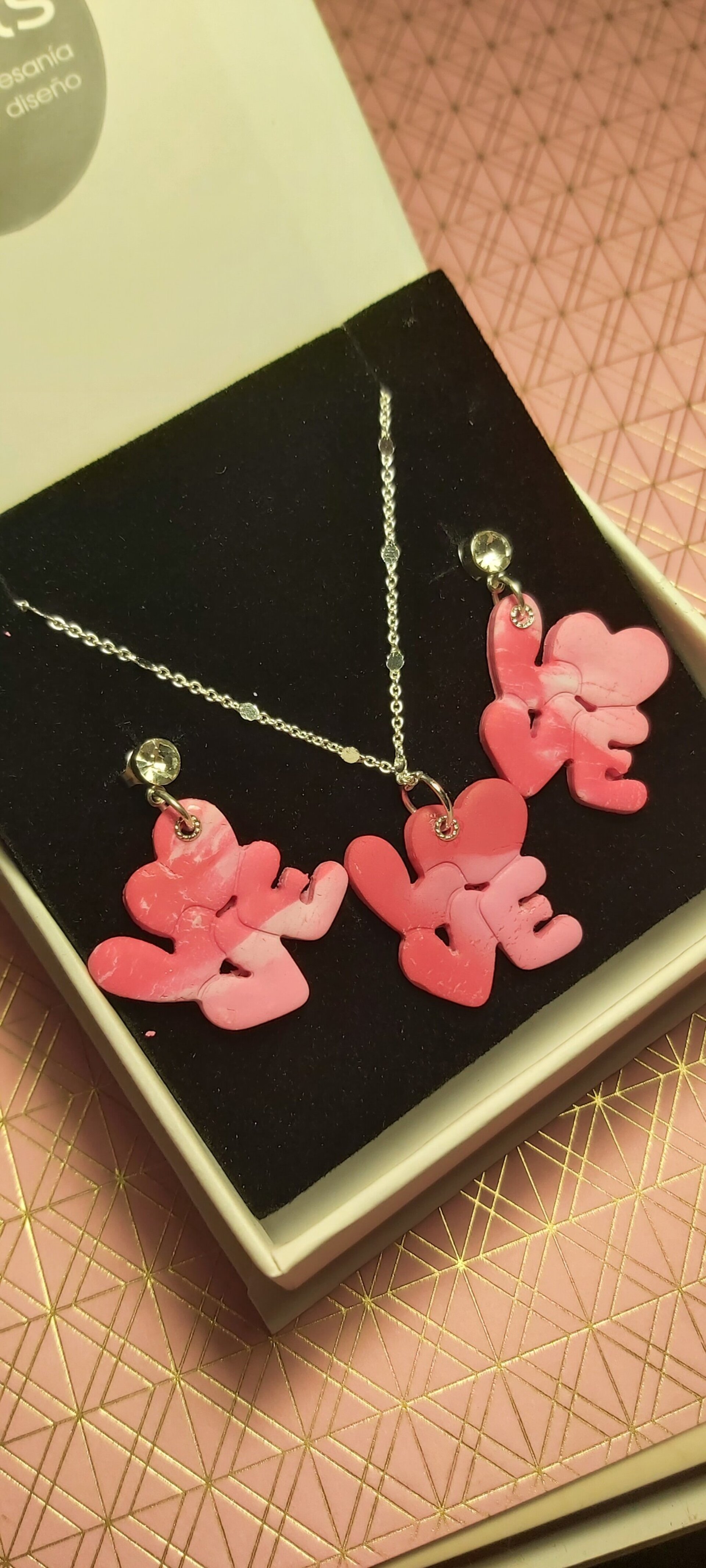 LOVE. CONJUNTO DE PENDIENTES Y COLGANTE - 2