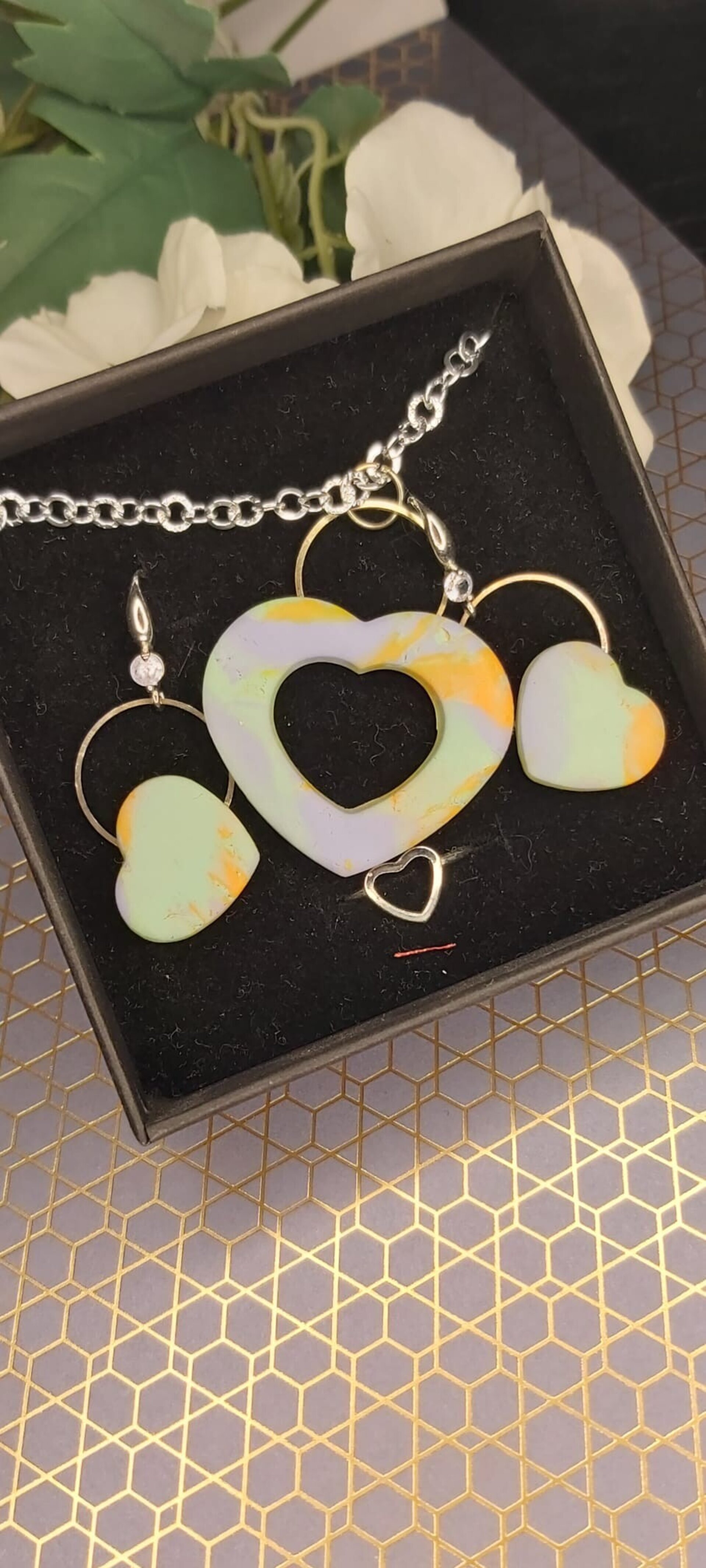 LYRA. CONJUNTO DE PENDIENTES Y COLGANTE. ANILLO DE REGALO. - 2